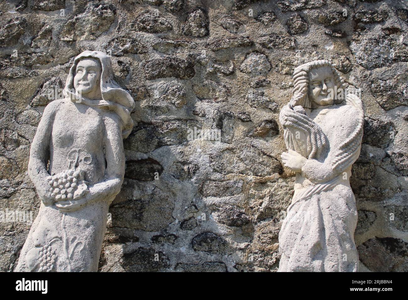 Statues de 2 femmes sculptées dans le granit par le célèbre artiste du 19e siècle François Michaud situé à Masgot, un village rural du centre de la France. Banque D'Images