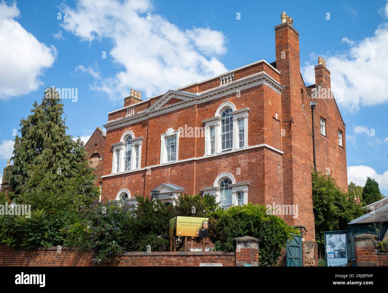 Une vue de l'imposante Erasmus Darwin House, un jardin de musem et d'herbes aromatiques à Lichfield, Staffordshire, Royaume-Uni. Erasmus Darwin était le célèbre médecin et grand Banque D'Images