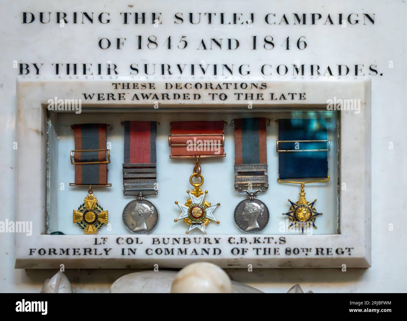 Les médailles et décorations appartenant au lieutenant-colonel Thomas Bunbury, sur le mémorial en marbre de la campagne de Sutlej, ou 1e guerre sikh, dans la cathédrale de Lichfield Banque D'Images