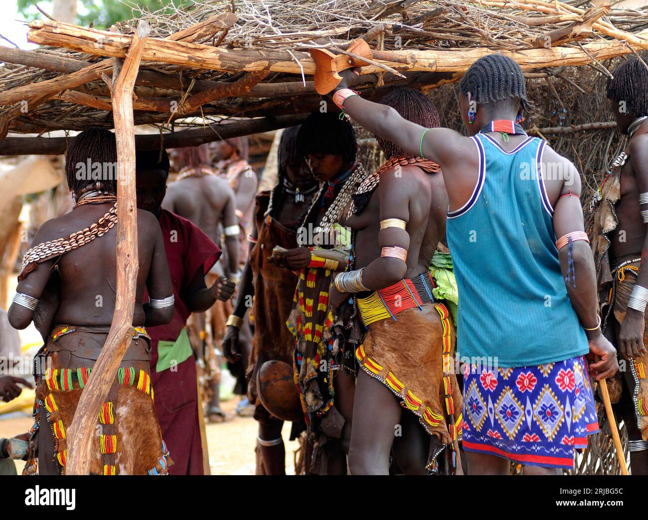 Hamer gens dans le jour du marché. Dimeka, Debub Omo zone, région d'Oromia, Éthiopie. Banque D'Images