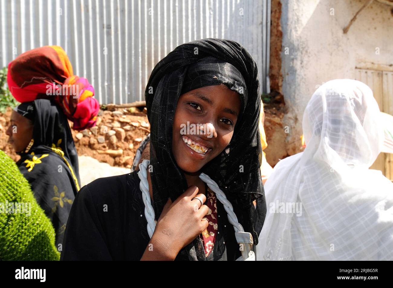 Fille Harari dans une rue Harar. Hararghe, région de Harari, Éthiopie. Banque D'Images