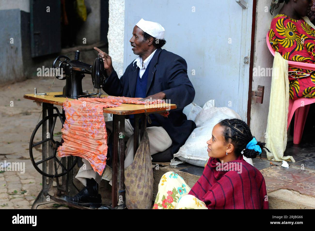 Tailleur dans une rue Harar. Hararghe, région de Harari, Éthiopie. Banque D'Images