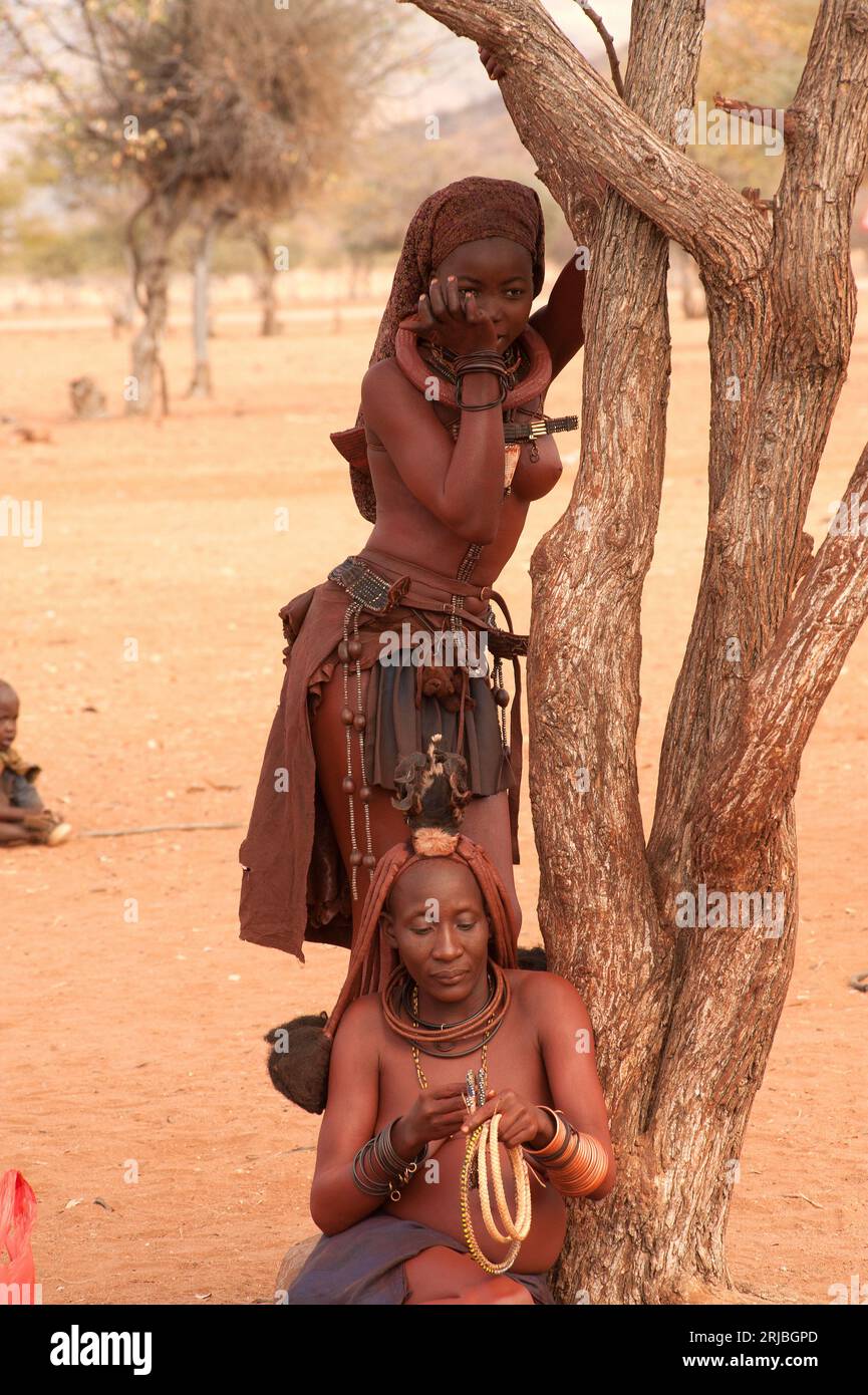 Himba femme et fille dans son village. Epupa, région de Kunene, Kaokoland, Namibie. Banque D'Images