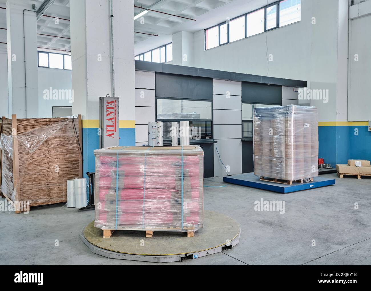 gros rouleaux de papier dans une usine. Rouleaux de papier brun utilisés pour l'emballage dans le stockage en usine. fabrication d'un convoyeur en carton ondulé Banque D'Images