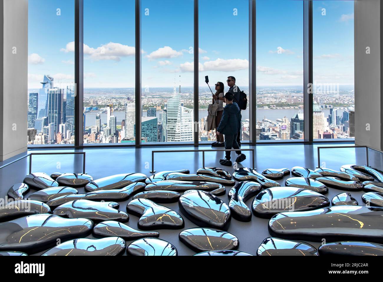 New York City, NY, USA-mai 2022 ; vue intérieure depuis une salle d'exposition avec installation artistique et personnes prenant le selfie de Summit One Vanderbilt à travers Banque D'Images