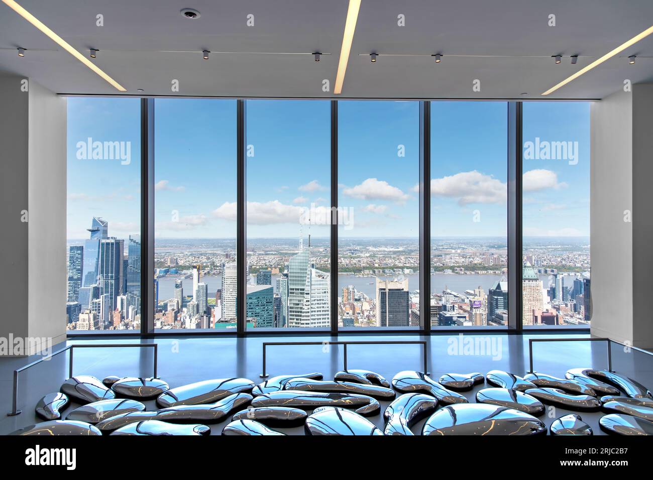 New York City, NY, USA-Mai 2022 ; vue intérieure depuis une salle d'exposition avec installation artistique de Summit One Vanderbilt à travers les fenêtres avec vue sur le Banque D'Images