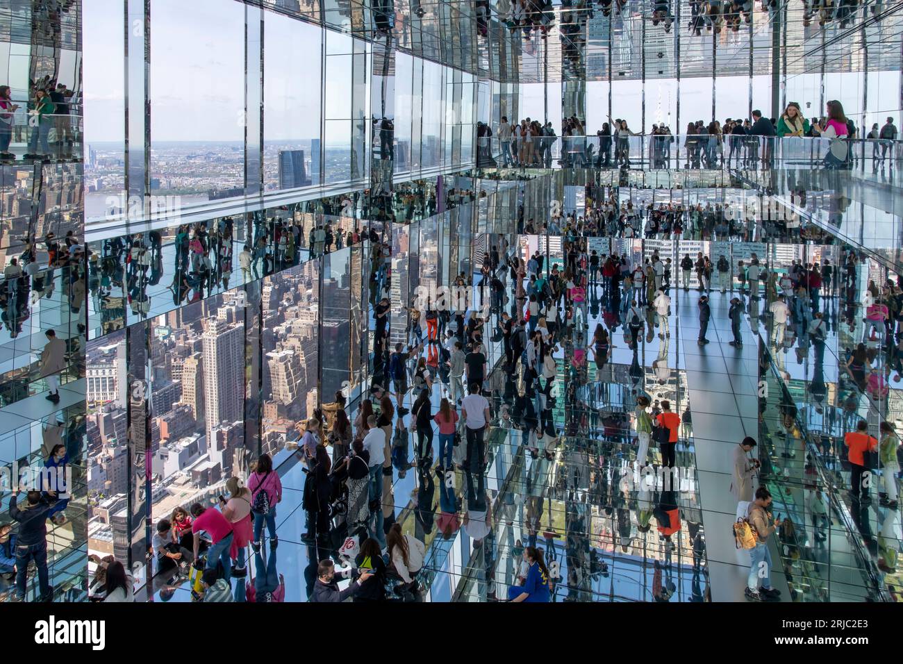 New York City, NY, USA-May 2022 ; vue de Midtown Manhattan de l'intérieur de la salle de verre et de miroirs du Summit One Vanderbilt rempli de gens Banque D'Images
