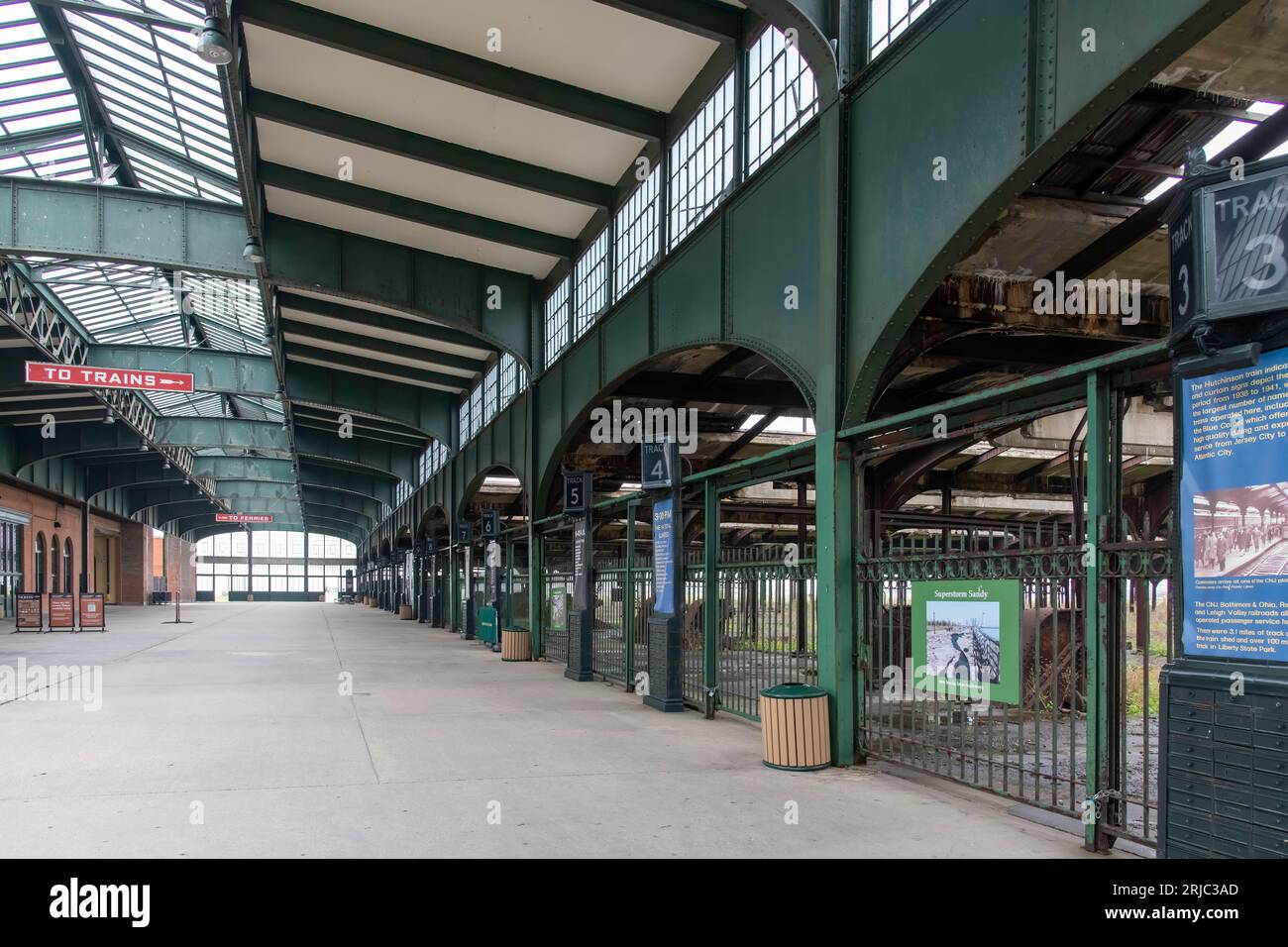 Jersey City, NJ, USA-Mai 2022 : vue intérieure du hall du front de mer passager Central Railroad of New Jersey terminal (Communipaw) construit i. Banque D'Images