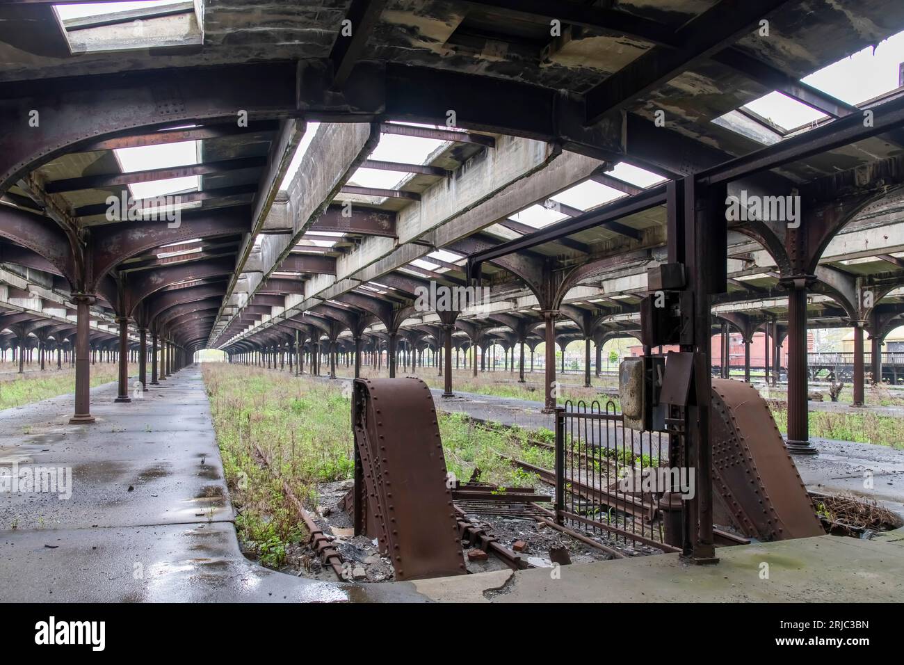 Jersey City, NJ, USA-May 2022 : vue intérieure des hangars de train envahis par les mauvaises herbes du Central Railroad de New Jersey terminal (Co Banque D'Images