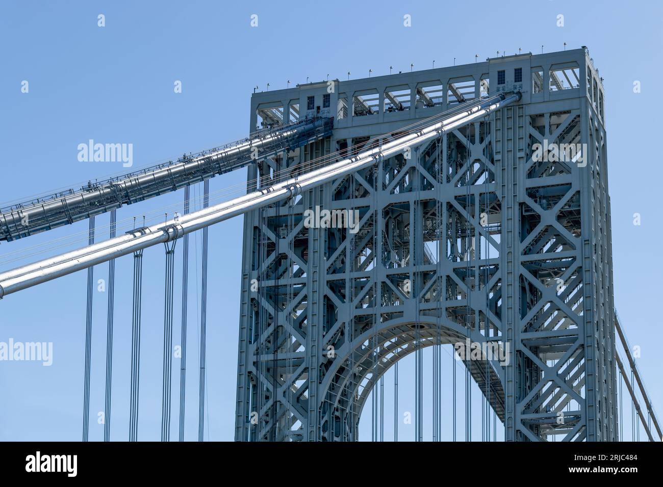 New York City, NY, USA-May 2022 ; vue à faible angle du sommet de la tour de suspension du pont George Washington à deux étages enjambant la rivière Hudson, co Banque D'Images