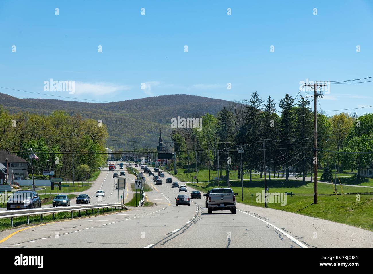 Fishkill, NY, USA-Mai 2022 ; vue panoramique sur l'US Highway 9 occupé par la circulation par temps clair avec un ciel bleu avec First Reformed Church Fishkill in Banque D'Images