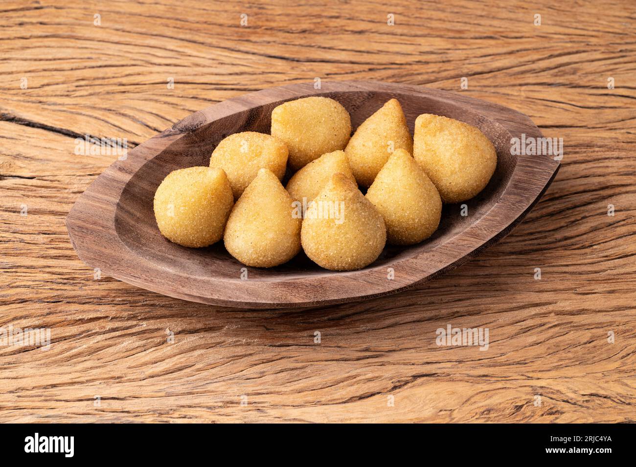 Coxinha, snack brésilien typique farci au poulet. Banque D'Images