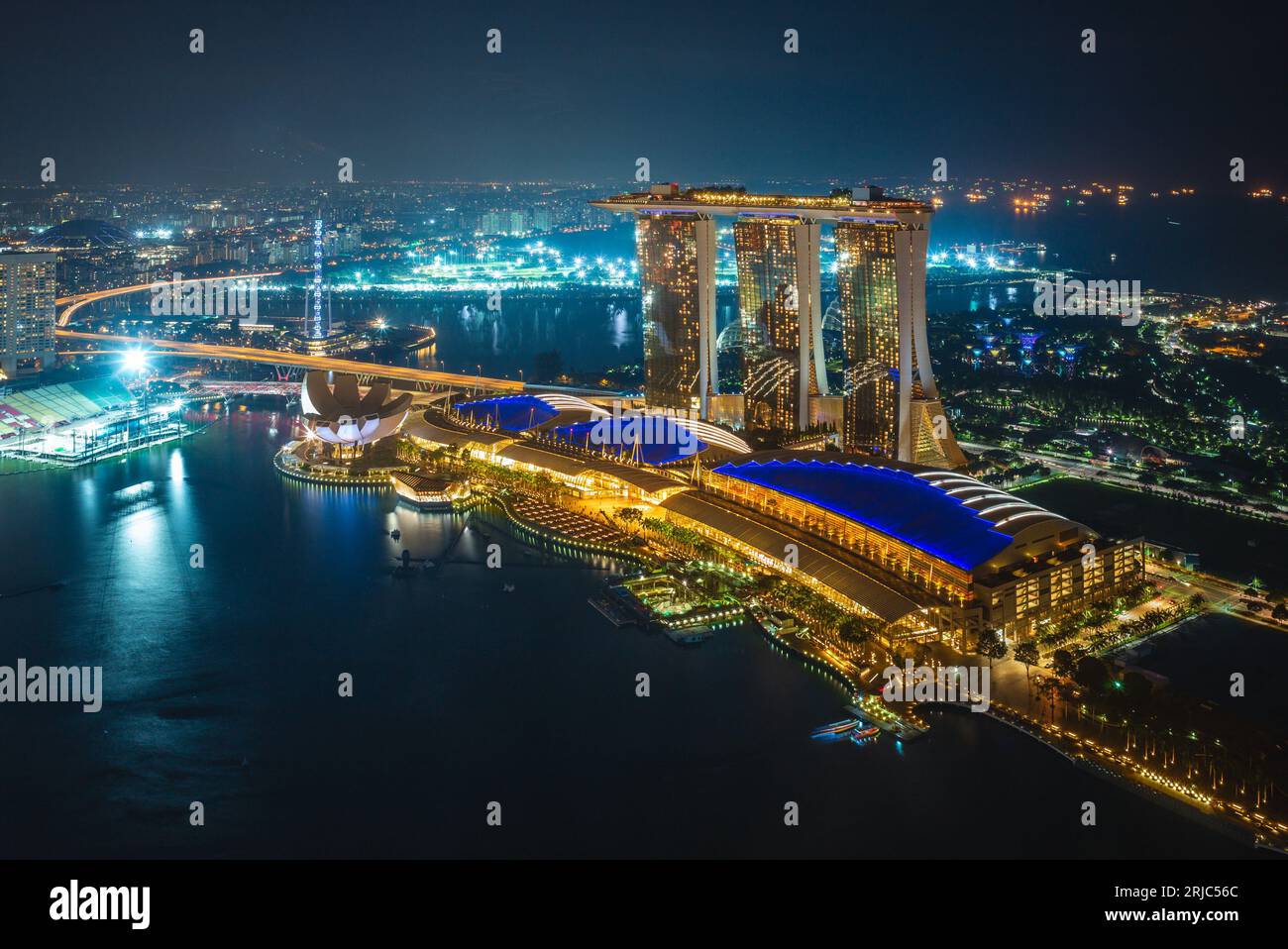 10 août 2018 : paysages de singapour par la baie de la marina avec le célèbre bâtiment emblématique comme les sables, le musée d'art et le Singapore Flyer. IT Banque D'Images