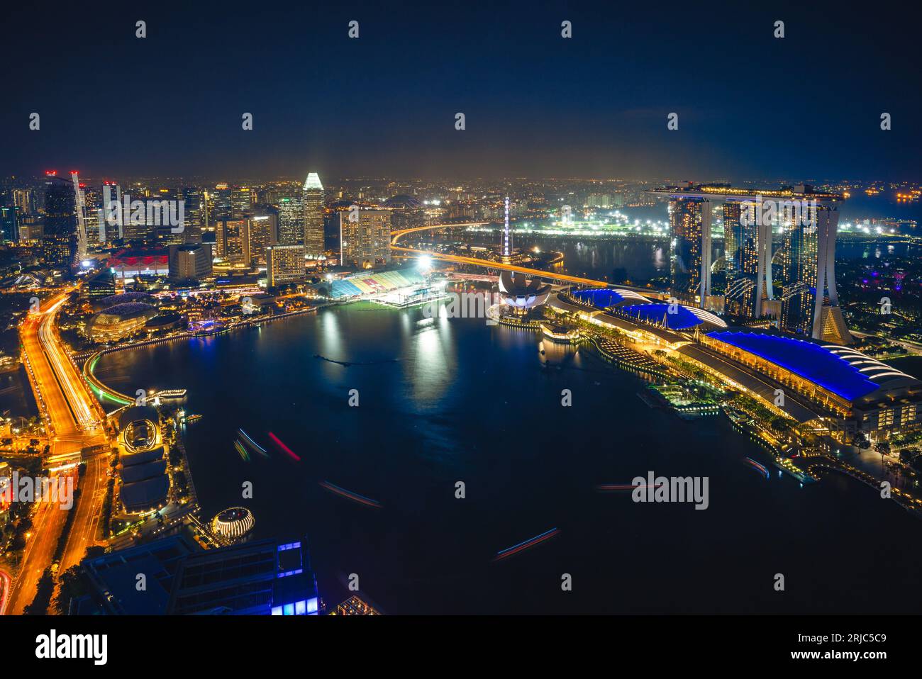 10 août 2018 : paysages de singapour par la baie de la marina avec le célèbre bâtiment emblématique comme les sables, le musée d'art et le Singapore Flyer. IT Banque D'Images