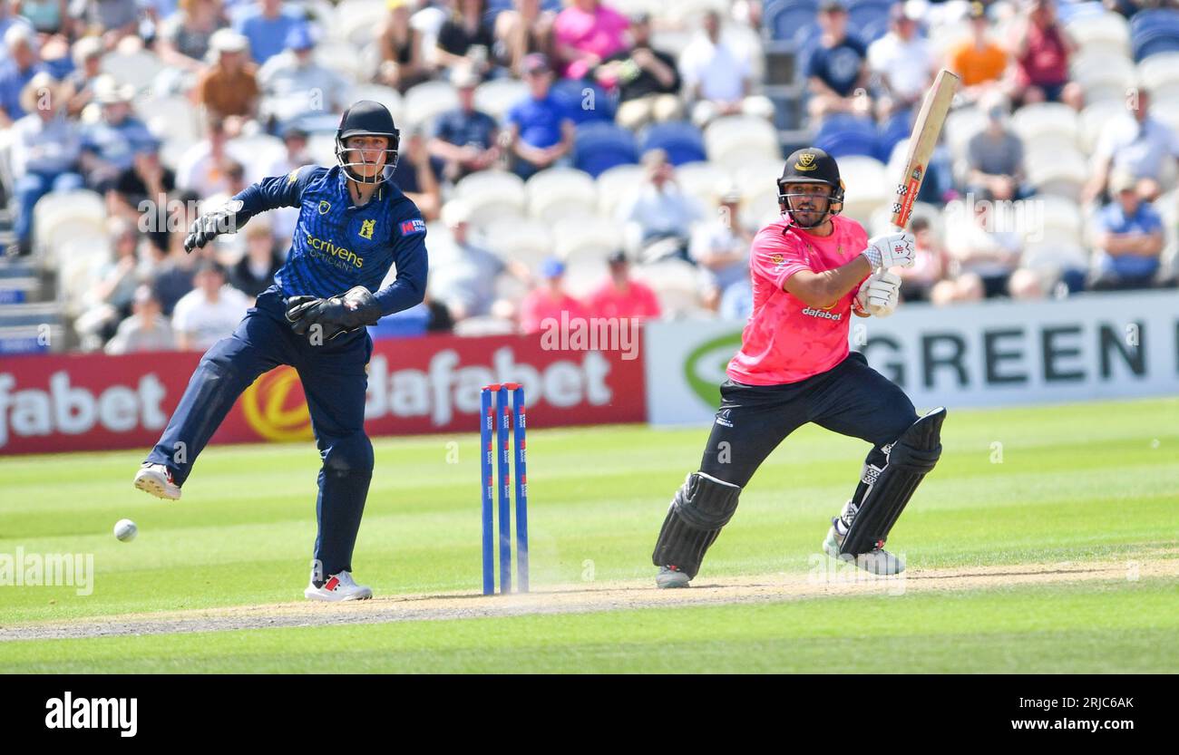 Hove Royaume-Uni 22 août 2023 - Danial Ibrahim bat pour Sussex Sharks regardé par le gardien de vaillerie du Warwickshire Kai Smith lors de leur match de cricket One Day Cup au 1st Central County Ground à Hove : Credit Simon Dack / TPI / Alamy Live News Banque D'Images