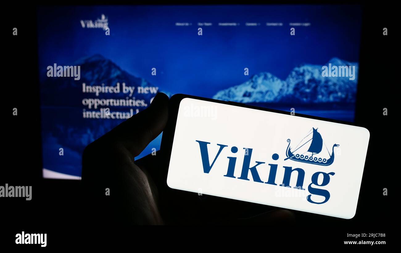 Personne détenant un smartphone avec le logo de la société américaine Viking Global Investors LP sur l'écran devant le site Web. Concentrez-vous sur l'affichage du téléphone. Banque D'Images