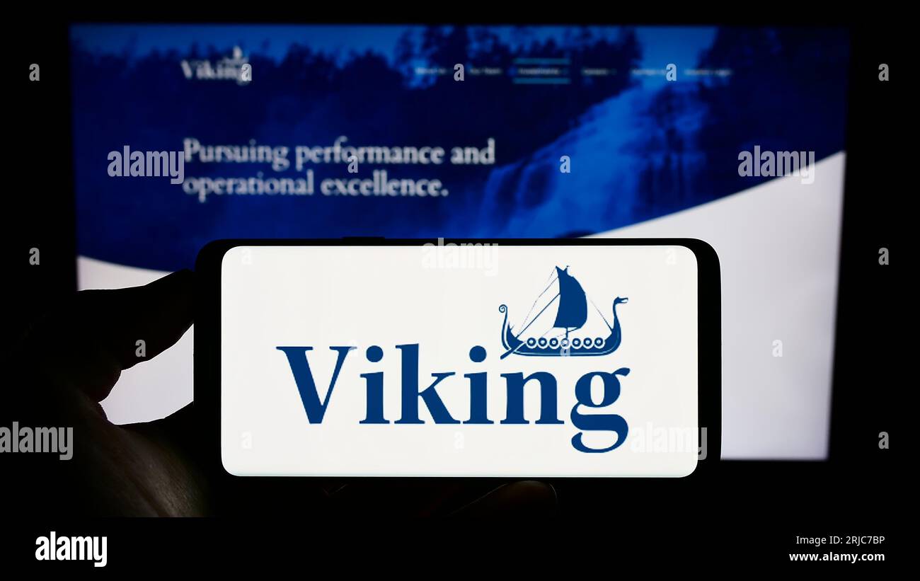 Personne tenant un téléphone portable avec le logo de la société américaine Viking Global Investors LP sur l'écran devant la page Web de l'entreprise. Concentrez-vous sur l'affichage du téléphone. Banque D'Images