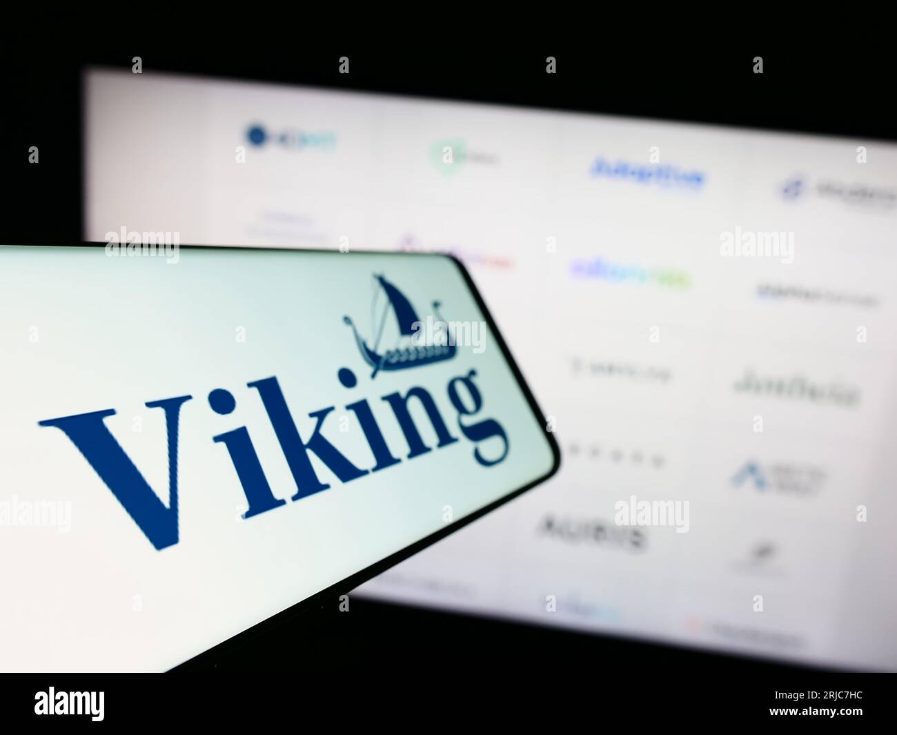 Smartphone avec le logo de la société américaine Viking Global Investors LP sur l'écran devant le site Web de l'entreprise. Effectuez le focus sur la gauche de l'écran du téléphone. Banque D'Images