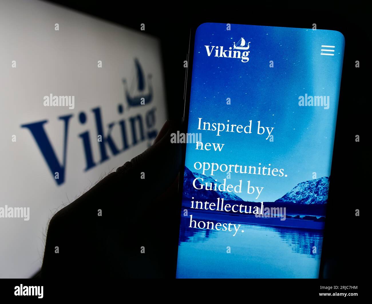 Personne détenant un téléphone portable avec le site Web de la société américaine Viking Global Investors LP sur l'écran devant le logo. Concentrez-vous sur le centre de l'écran du téléphone. Banque D'Images