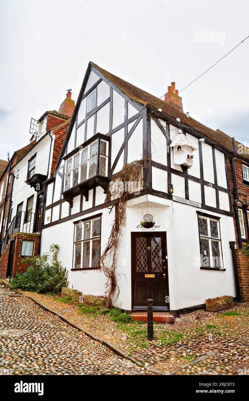 Maisons médiévales dans Traderss' passage, une ruelle pavée dans l'historique Mermaid Street dans le centre de Rye, une ville anglaise près de la côte dans l'East Sussex Banque D'Images