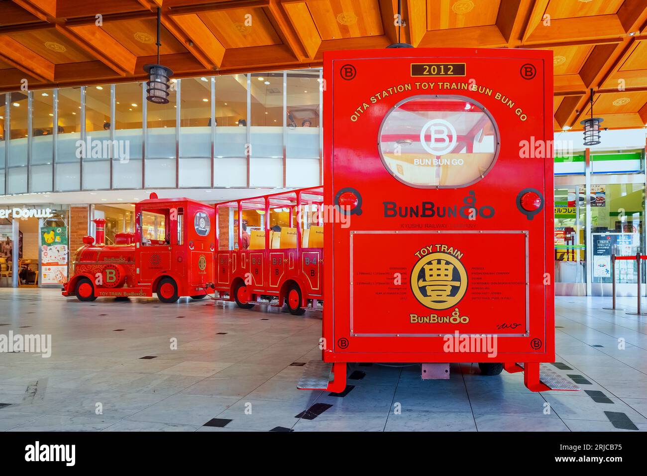 Oita, Japon - novembre 26 2022 : le célèbre train jouet japonais, Bun Bun Go, opérait à l'intérieur du hall central de la gare d'Oita Banque D'Images