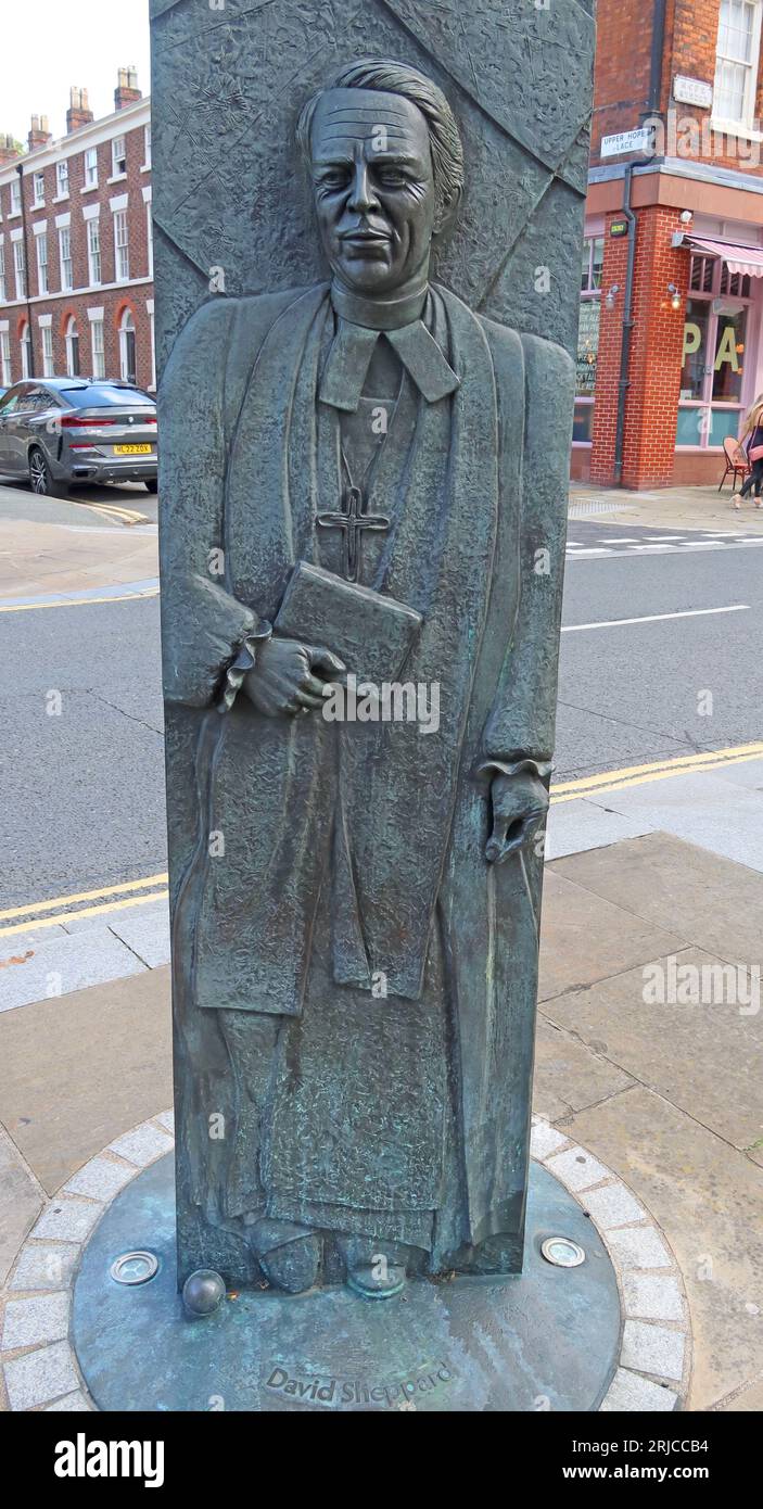 David Sheppard archevêque anglican de Liverpool statue de bronze, Hope St, Liverpool, Merseyside, Angleterre, ROYAUME-UNI, L1 9BW Banque D'Images