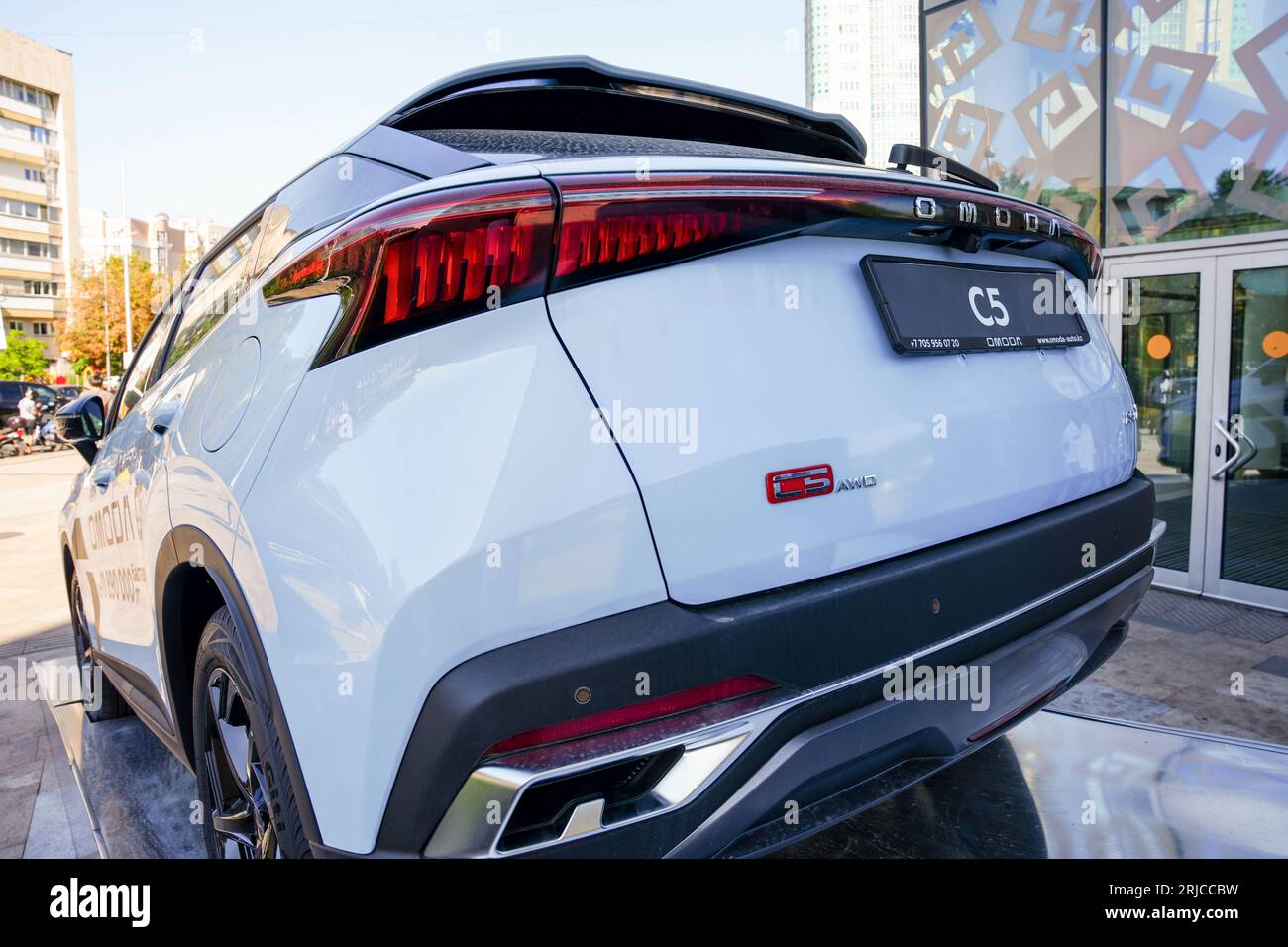 Almaty, Kazakhstan - 17 août 2023 : l'arrière de la voiture de marque Omoda C5 sur la piste promotionnelle. Industrie automobile chinoise Banque D'Images