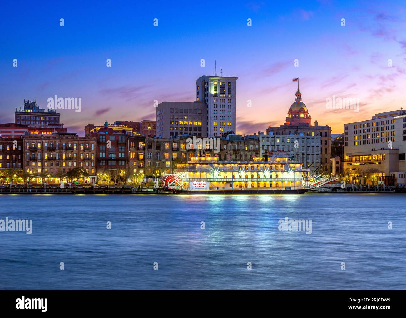 Savannah Skyline de River Street et de l'hôtel de ville avec la Reine de Géorgie au Dock Savannah, Géorgie, États-Unis d'Amérique Banque D'Images