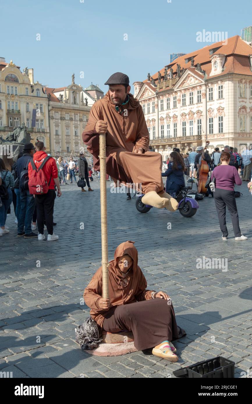 Les buskers de la vieille ville de Prague semblent faire un acte de lévitation. République tchèque. Banque D'Images