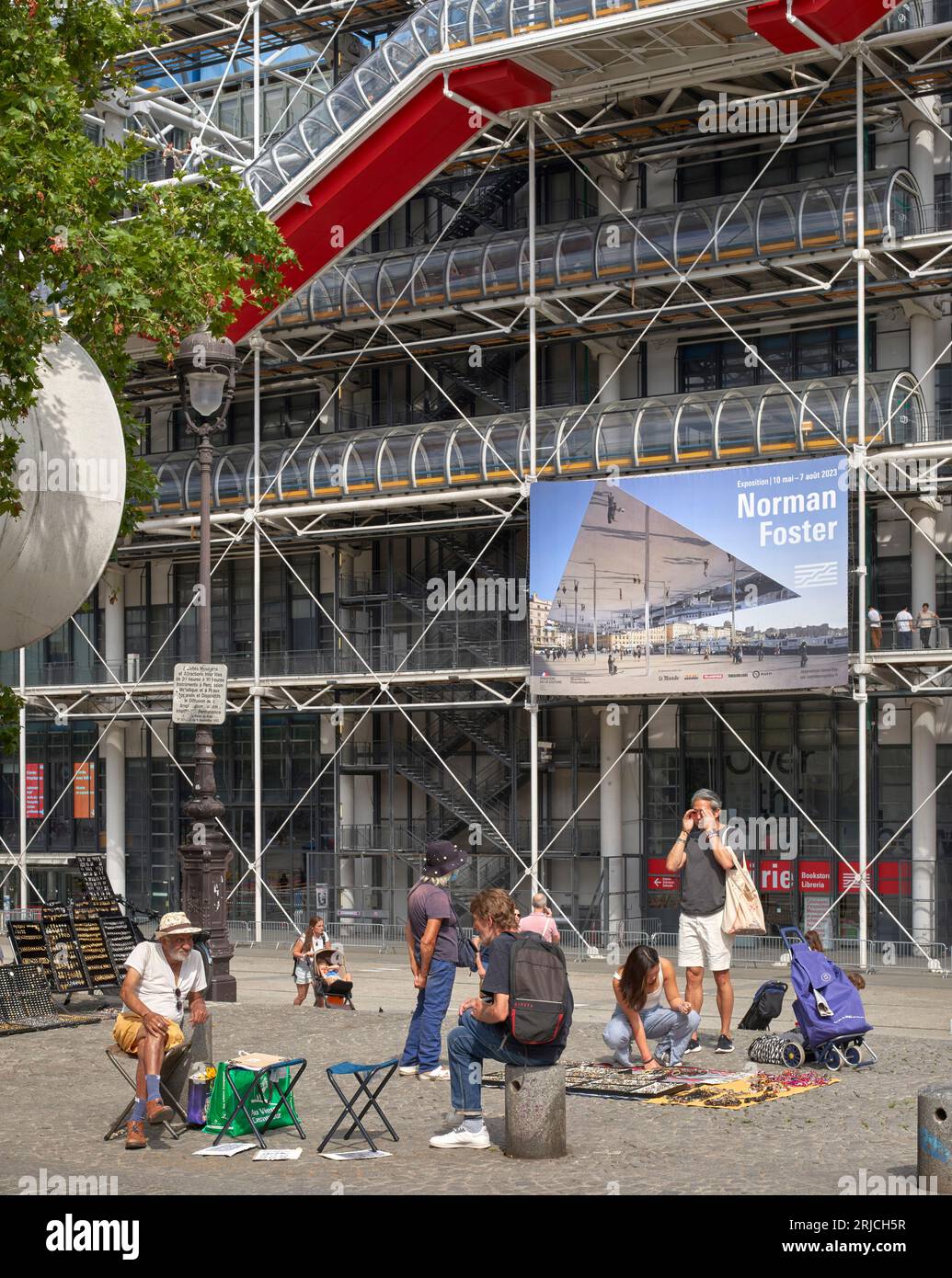 Vue vers Pompidou montrant l'affiche de la rétrospective Norman Foster (image d'Edmund Sumner). Centre Pompidou Paris en 2023, Paris, France. Architecture Banque D'Images