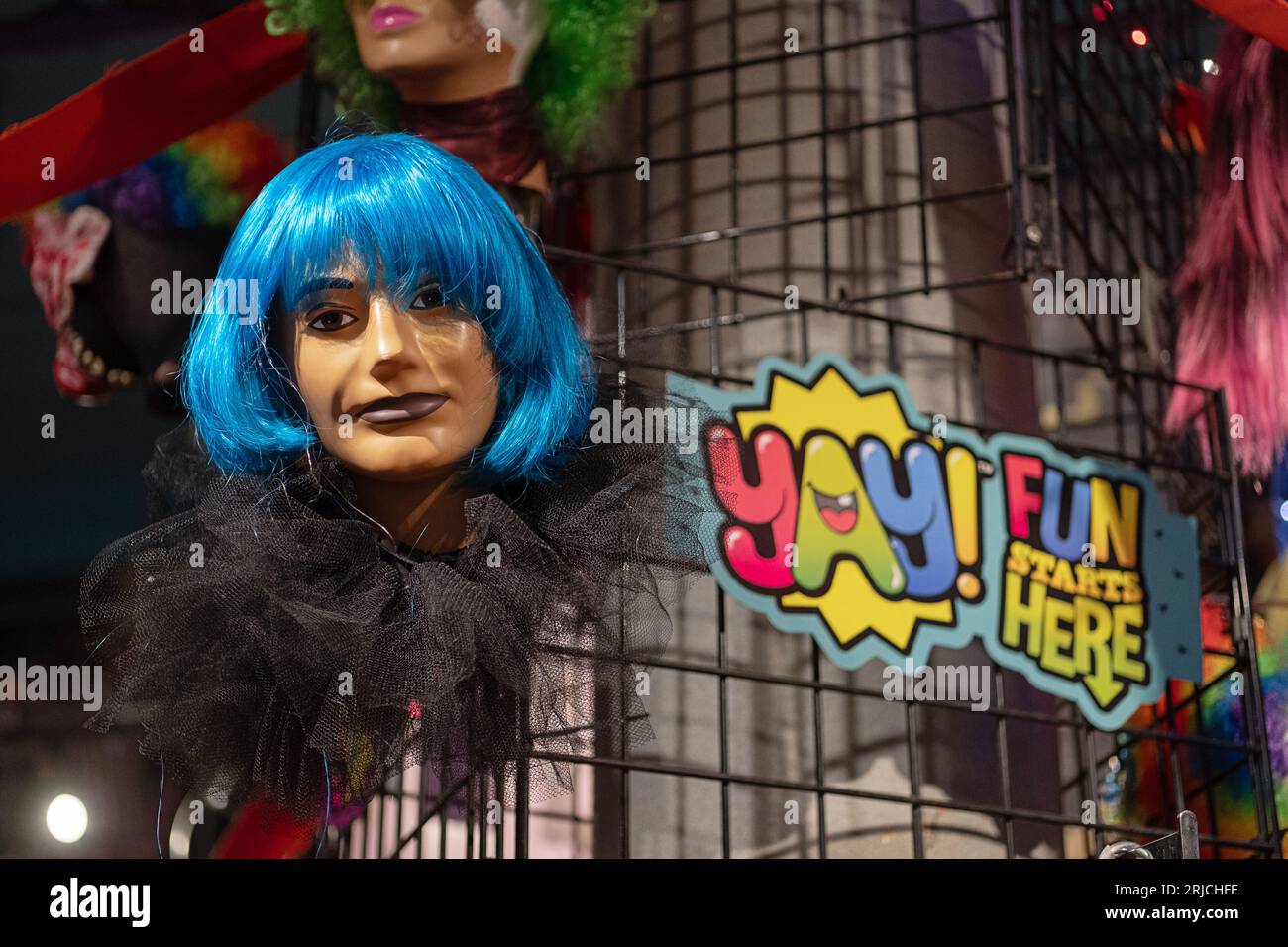 Un masque réaliste mais avec des cheveux bleus en vente à l'Halloween Adventure, un magasin de costumes et tchotchke à Greenwich Village, New York. Banque D'Images