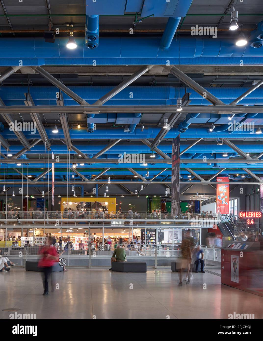 Vue intérieure au rez-de-chaussée. Centre Pompidou Paris en 2023, Paris, France. Architecte : Richard Rogers, Renzo Piano, Gianfranco Franchini, 1977. Banque D'Images