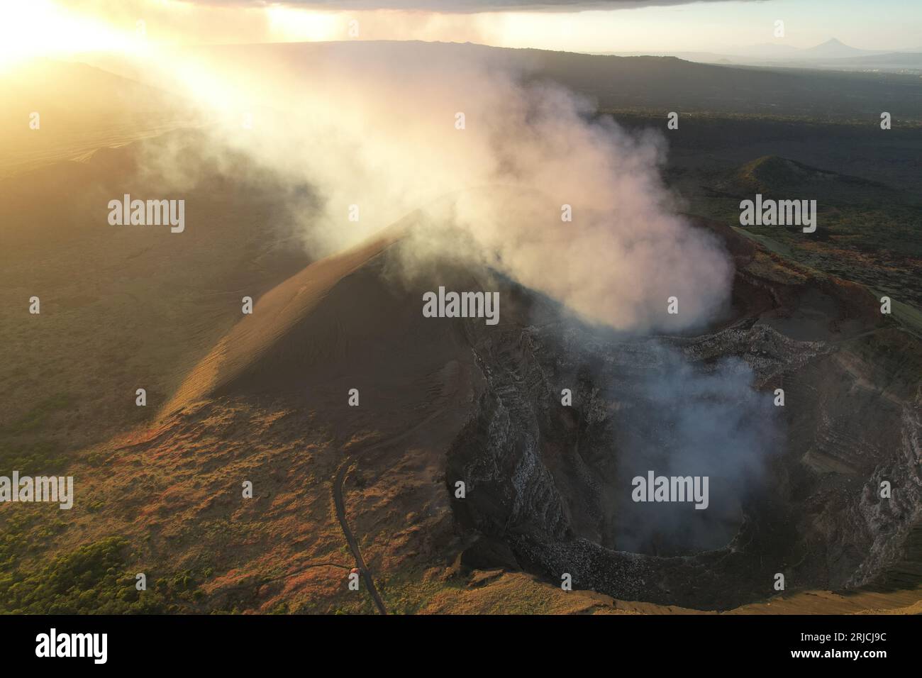 Cratère profond du volcan Masaya au-dessus de la vue aérienne du drone sur fond de paysage Sunset Banque D'Images