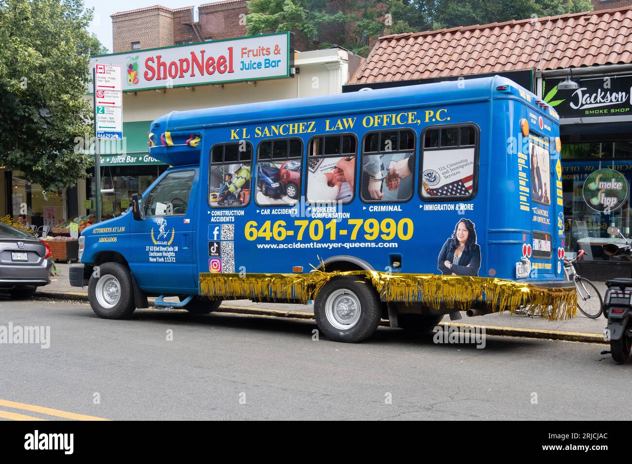 Un mini-bureau mobile de bus pour K L Sanchez, une avocate qui se spécialise dans les cas de blessures corporelles. Garé à Jackson Heights, Queens, New York. Banque D'Images