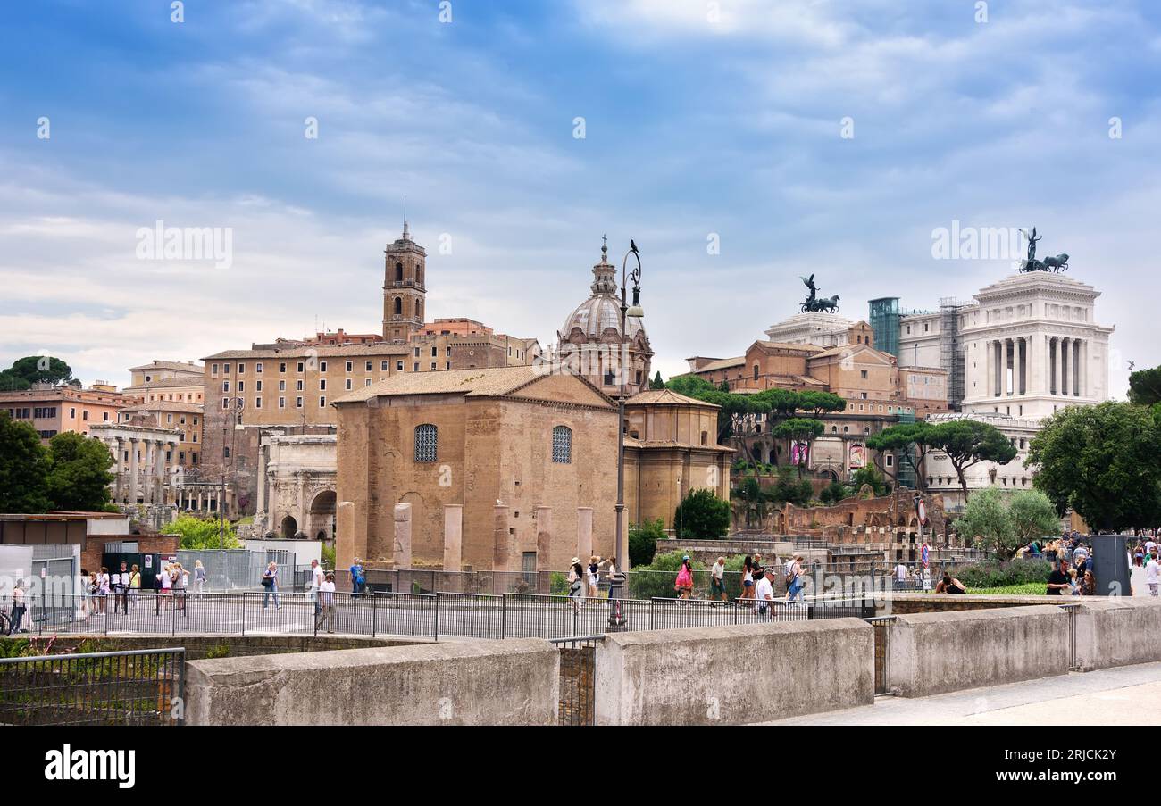 Rome, Italie - 10 juin 2016 : piétons observant les ruines antiques de l'ancien Forum romain. Banque D'Images