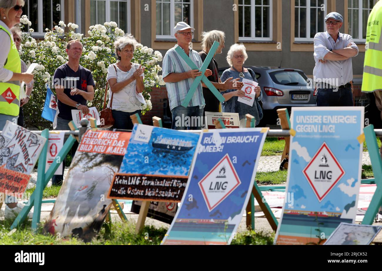22 août 2023, Mecklembourg-Poméranie occidentale, Stralsund : les membres de l'Initiative citoyenne Livable Rügen protestent devant le bureau minier contre un projet de terminal GNL à Rügen. Le terminal a franchi un obstacle important avec l'approbation, entre autres, de la première partie du pipeline de raccordement. Photo : Bernd Wüstneck/dpa Banque D'Images