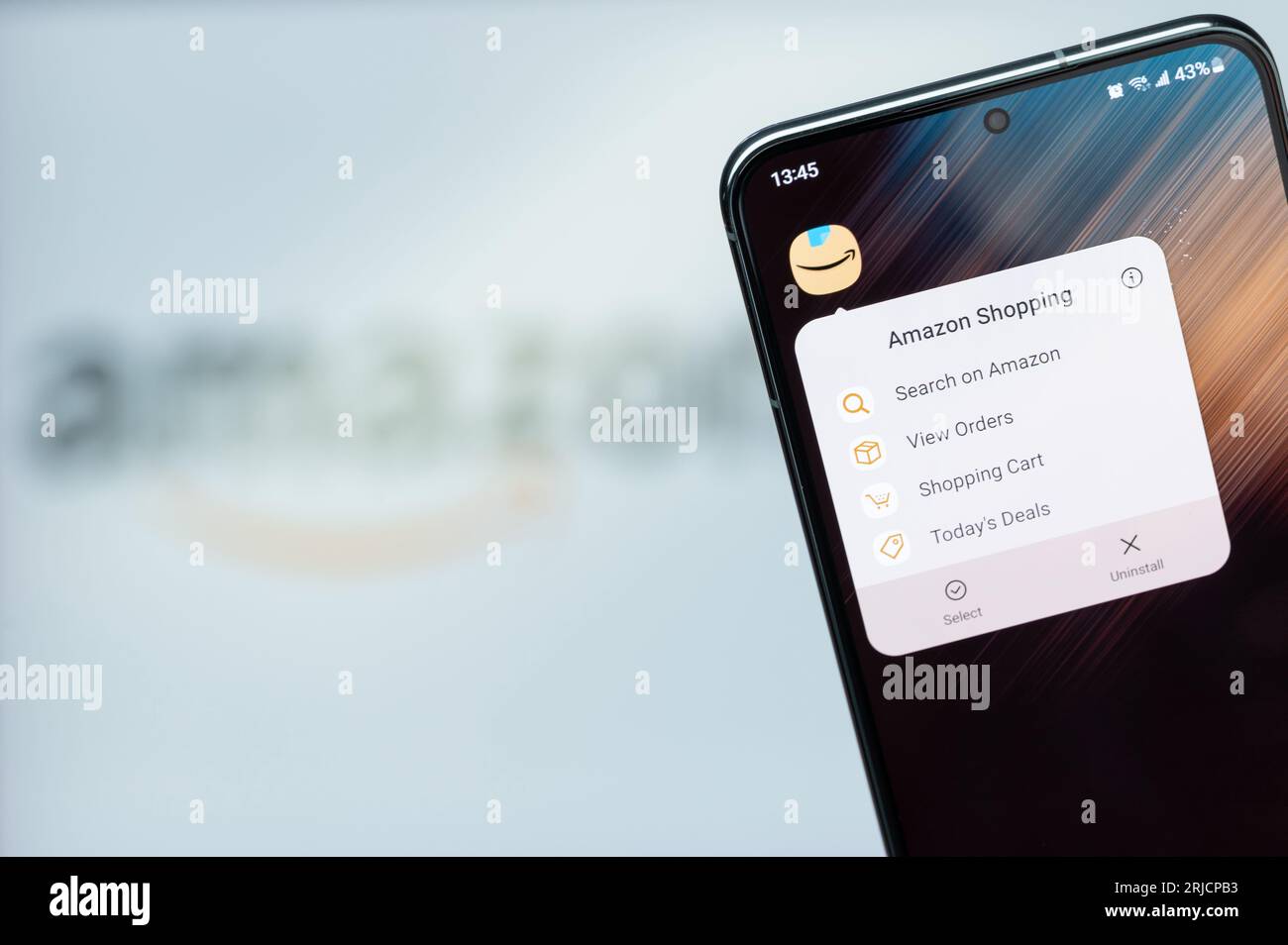 New York, États-Unis - 20 août 2023 : widget Options de l'application Amazon shopping sur l'écran du smartphone gros plan avec fond de logo flou Banque D'Images