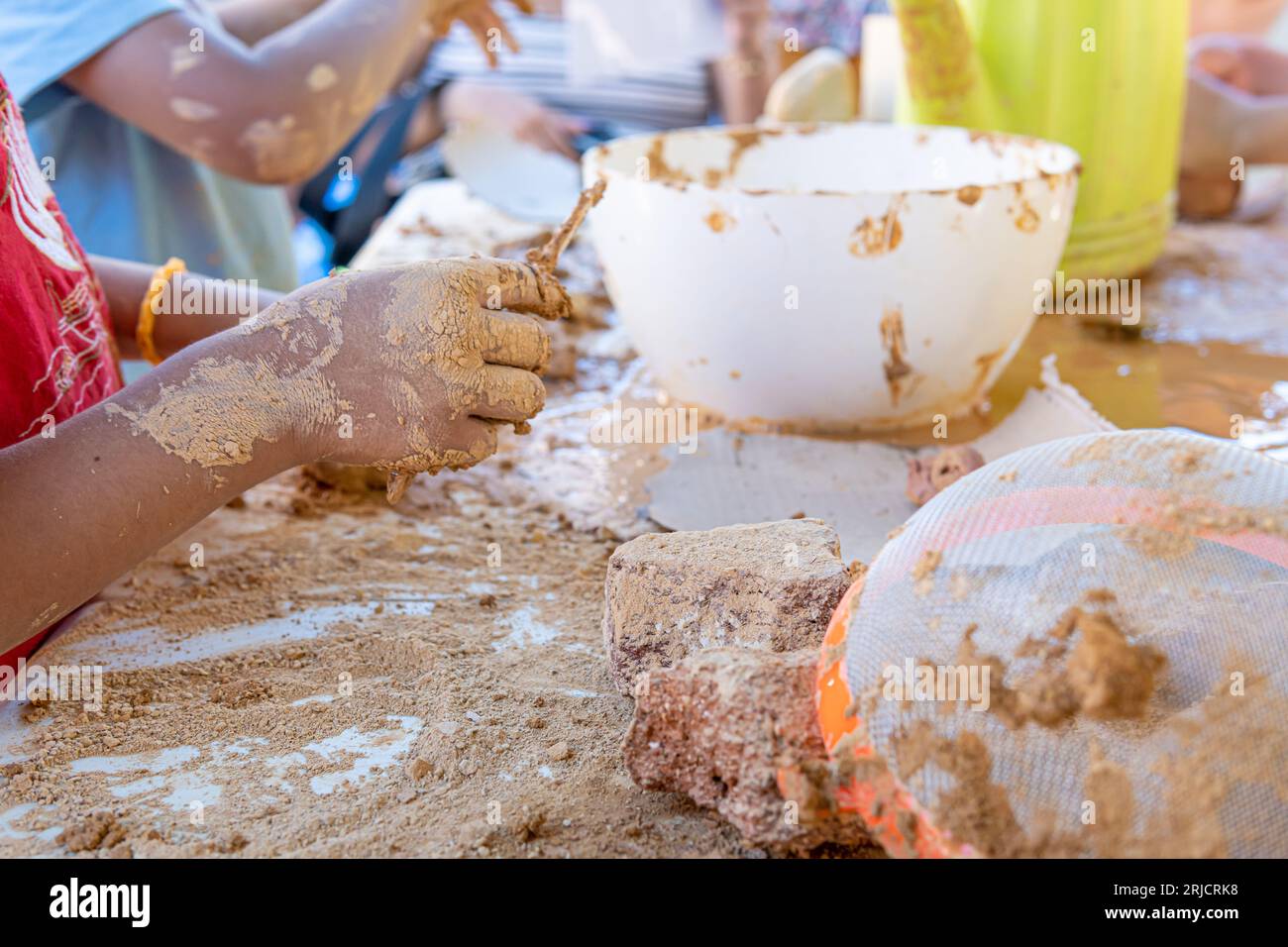 enfants modélisant de l'argile naturelle fabriquée à partir de roches argileuses concassées à l'école montessori waldorf Banque D'Images