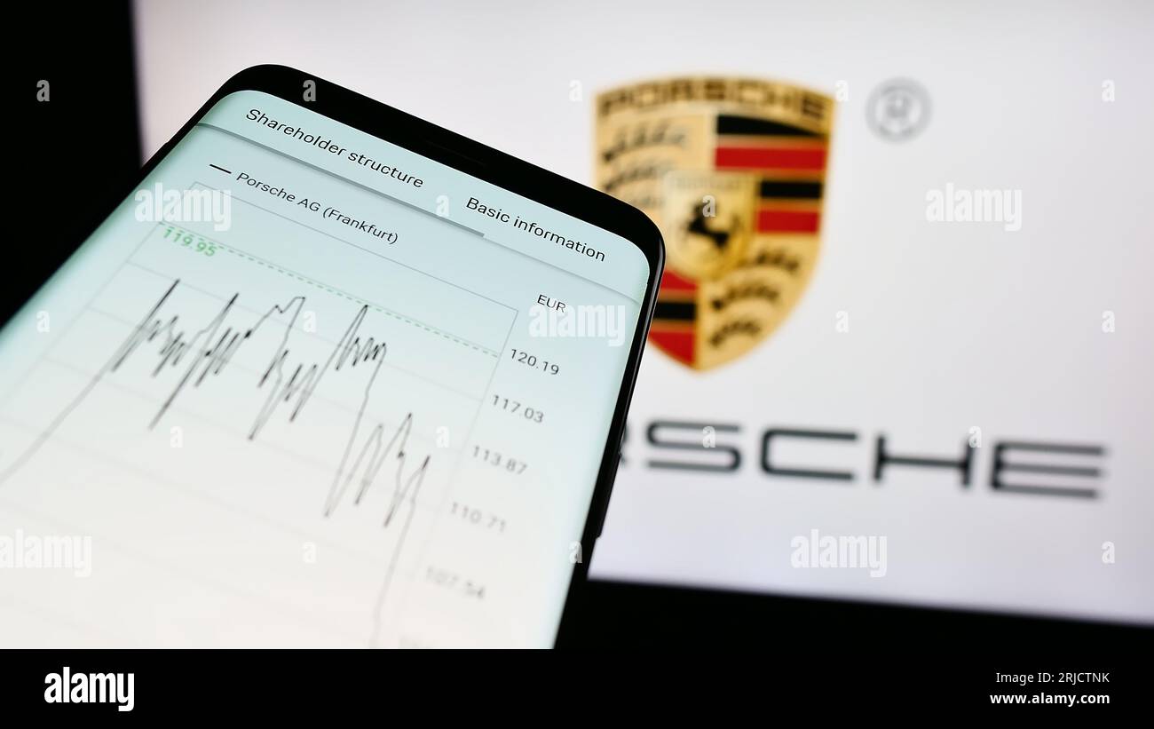Smartphone avec site Web de la société automobile Dr. Ing. h.c. F. Porsche AG à l'écran devant le logo de l'entreprise. Effectuez le focus sur le coin supérieur gauche de l'écran du téléphone. Banque D'Images