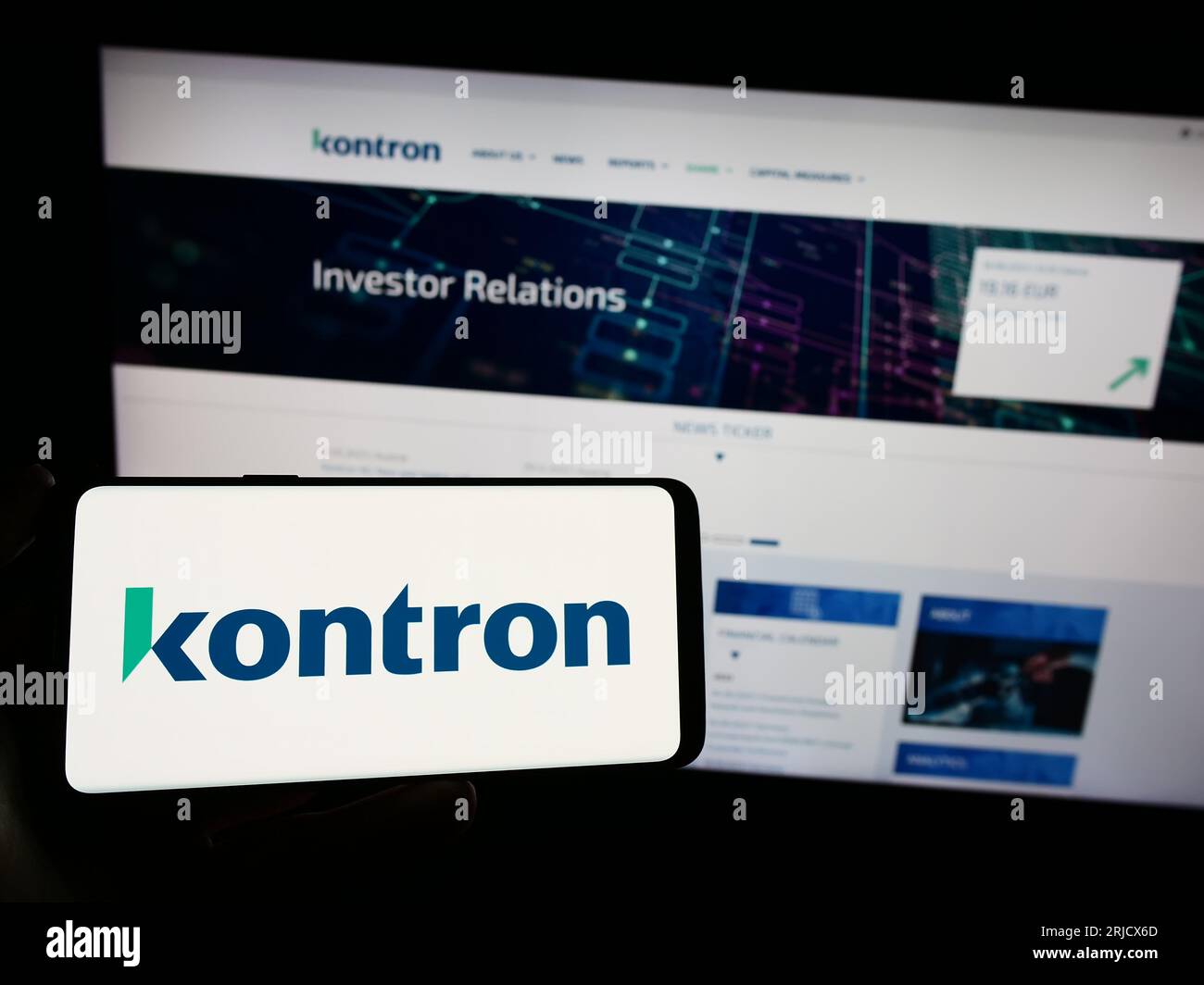 Personne tenant un téléphone portable avec le logo de la société allemande de matériel informatique Kontron ST AG sur l'écran devant la page Web. Concentrez-vous sur l'affichage du téléphone. Banque D'Images