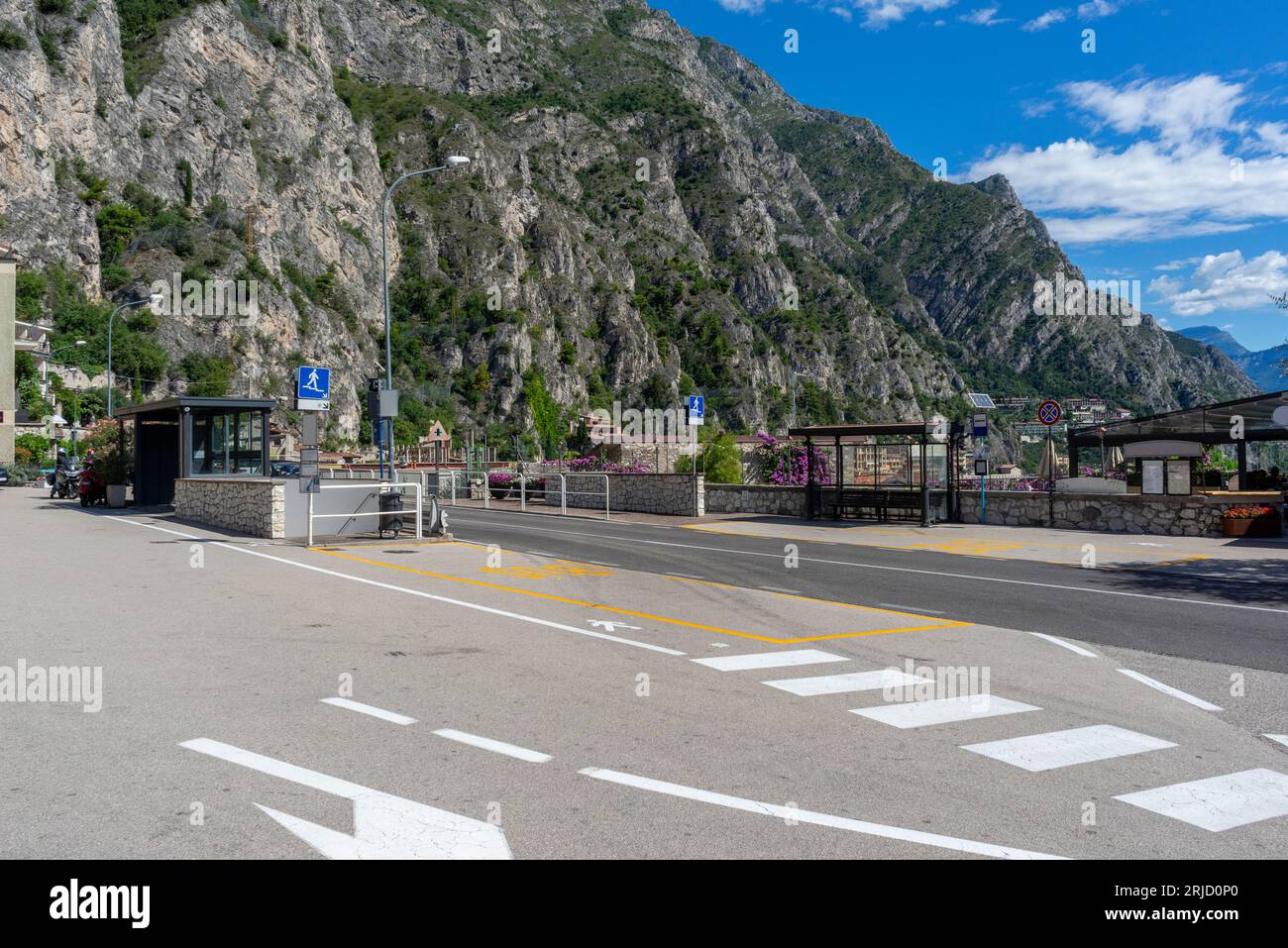 Paysage ensoleillé à Limone sul Garda, une ville et comune située au bord du lac de Garde dans le nord de l'Italie Banque D'Images