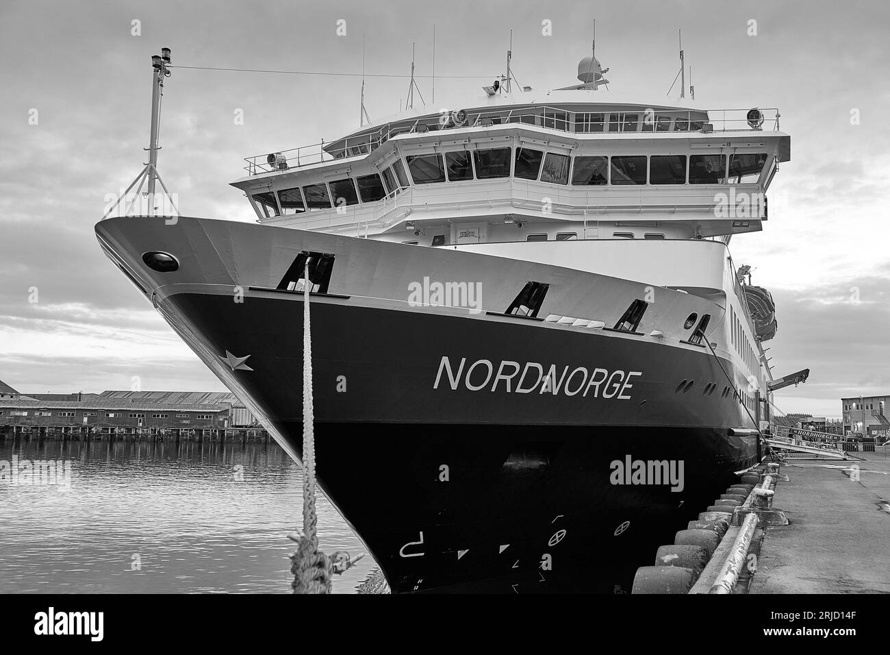 Photo en noir et blanc du ferry norvégien Hurtigruten MS NORDNORGE, amarré à Svolvær, îles Lofoten, Norvège. 4 mai 2023 Banque D'Images Photo en noir et blanc du ferry norvégien Hurtigruten MS NORDNORGE, amarré à Svolvær, îles Lofoten, Norvège. 4 mai 2023 Banque D'Images