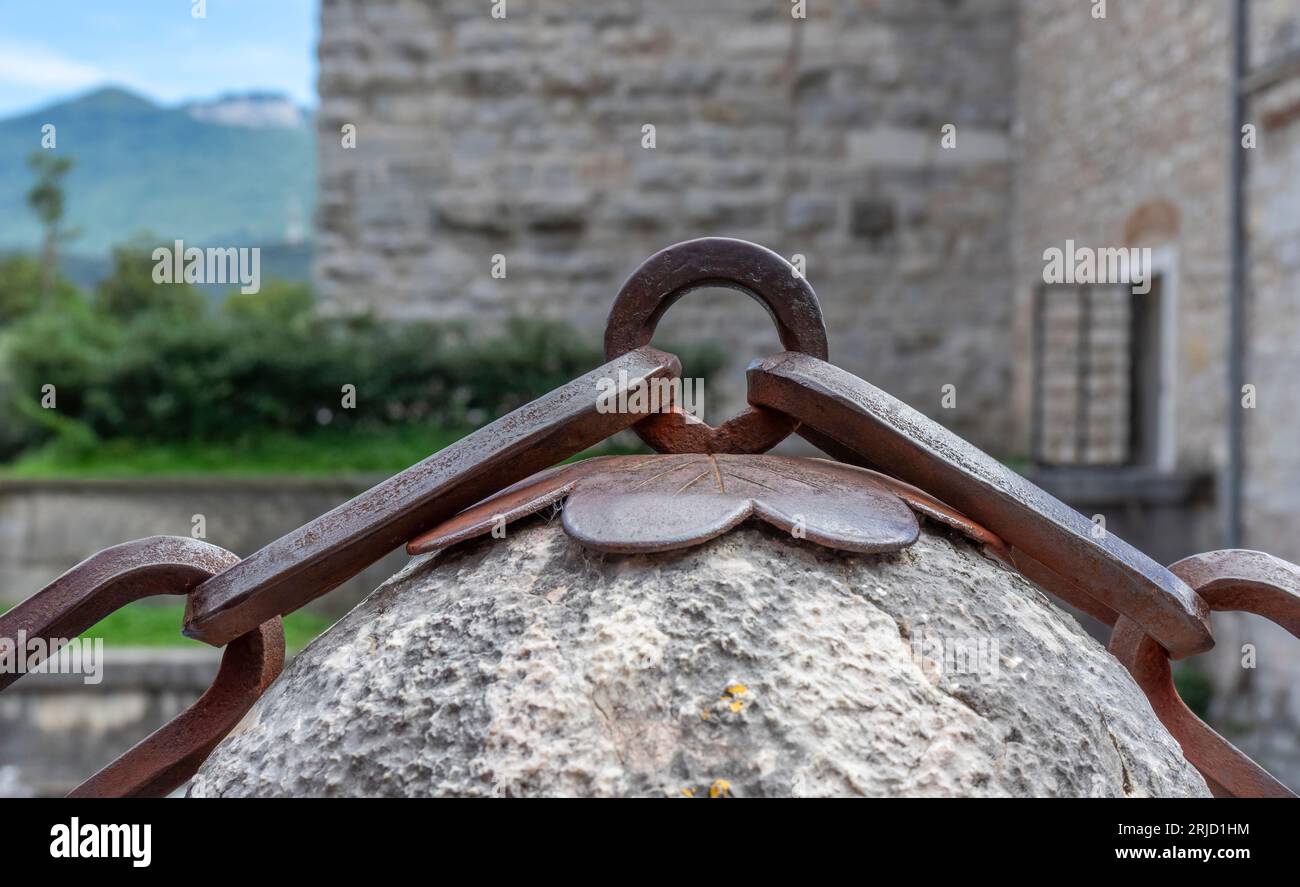 Chaîne et fixation vues à Riva del Garda situé au lac de Garde dans le nord de l'Italie Banque D'Images