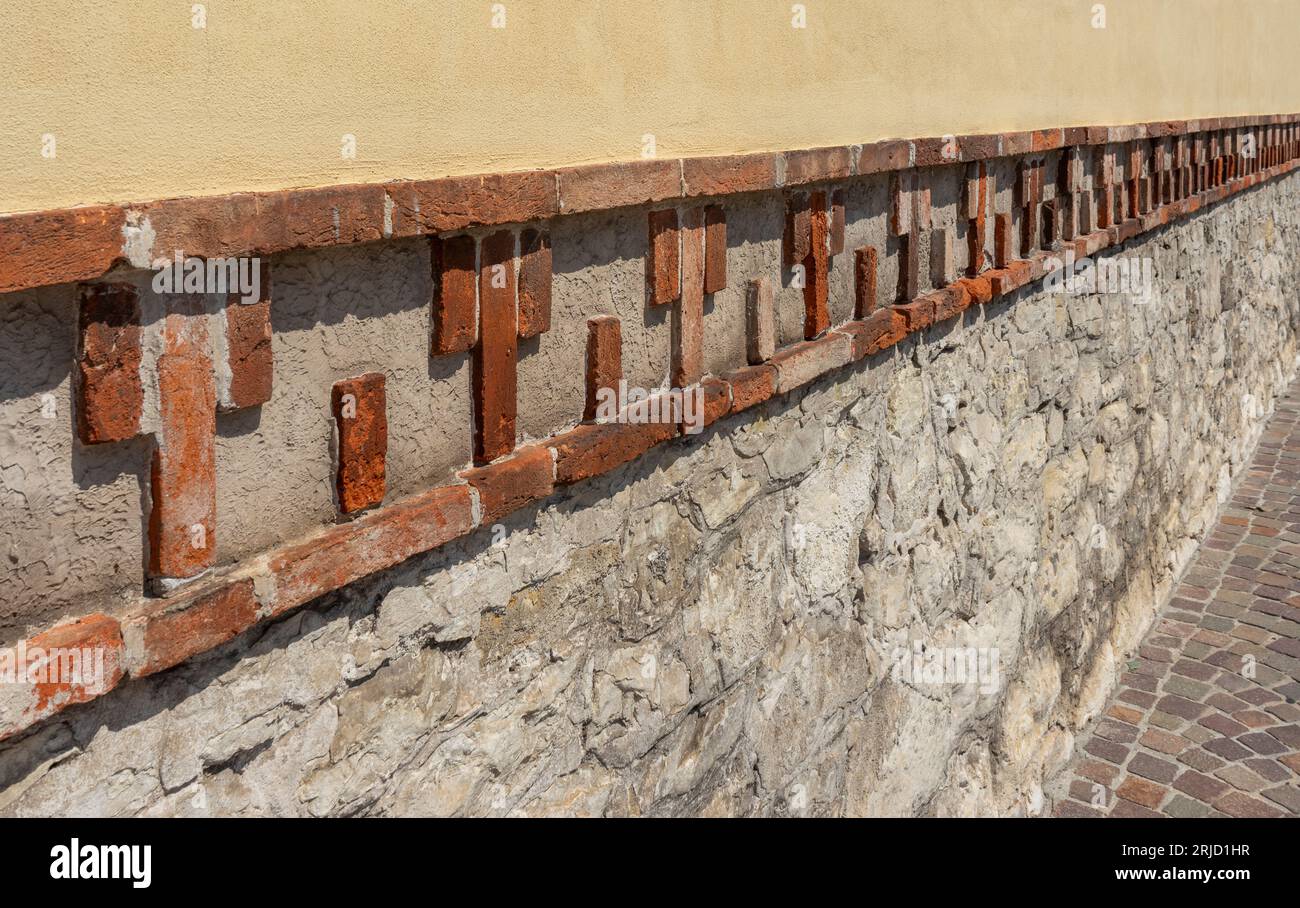 Détail architectural lumineux ensoleillé vu à Salo, une ville et comune située au lac de Garde dans le nord de l'Italie Banque D'Images