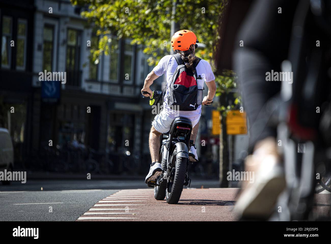 AMSTERDAM - Un gros vélo dans le centre d'Amsterdam. En raison du nombre extrêmement élevé de gros vélos volés, l'ANWB a cessé d'assurer les vélos électriques avec des pneus plus épais pour le moment. ANP RAMON VAN flymen netherlands Out - belgique Out Banque D'Images