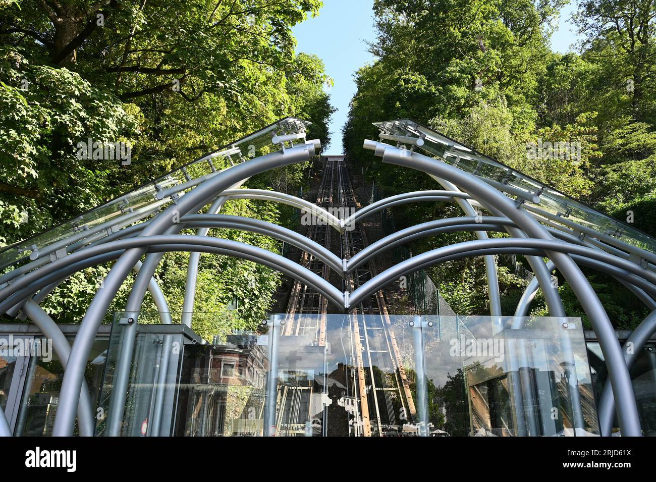 Spa, Belgique. 20 août 2023. Le bain thermal à Spa. Un ascenseur en verre emmène les baigneurs directement de la ville aux thermes. Crédit : Horst Galuschka/dpa/Horst Galuschka dpa/Alamy Live News Banque D'Images