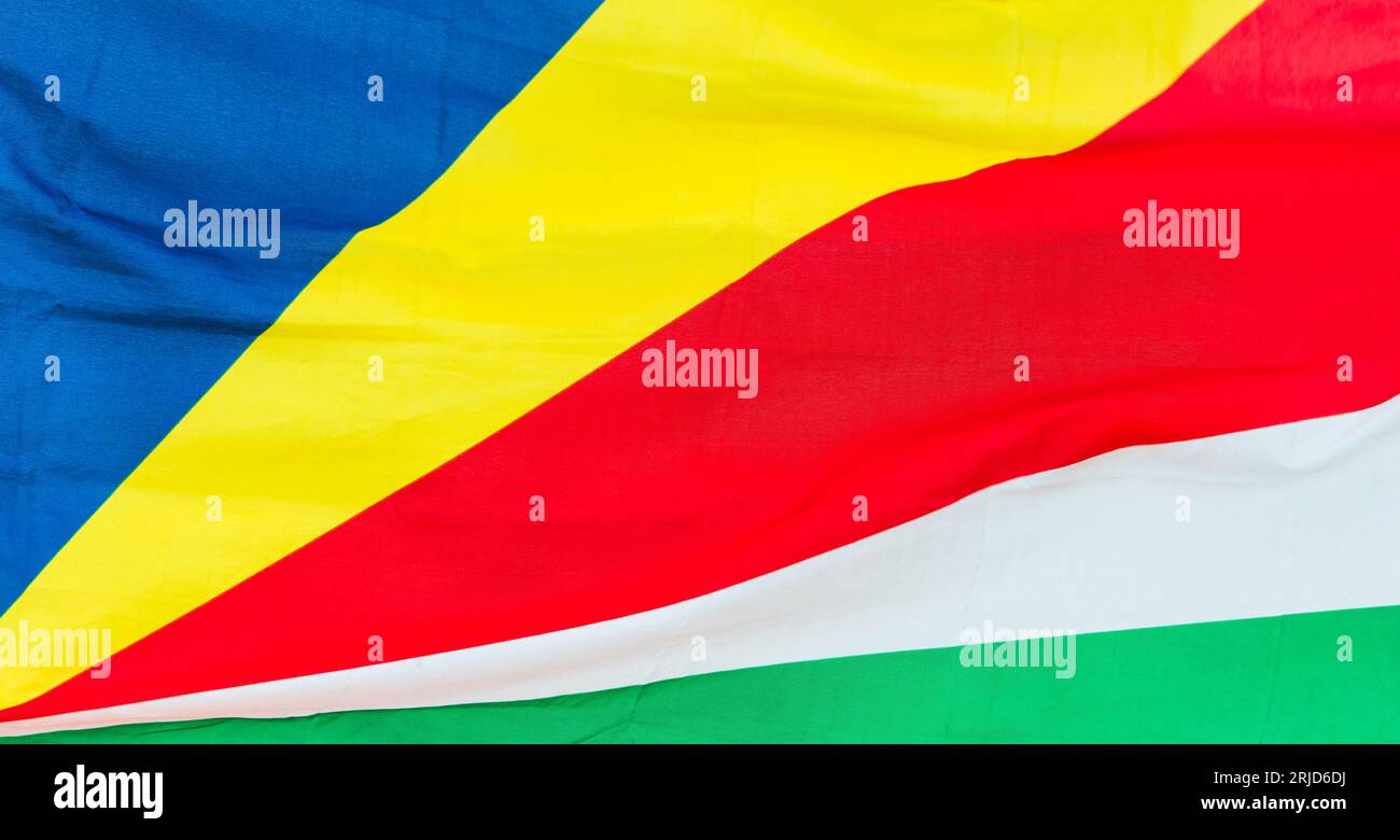 Le drapeau des Seychelles agitant dans le vent par une journée ensoleillée, photo en gros plan Banque D'Images