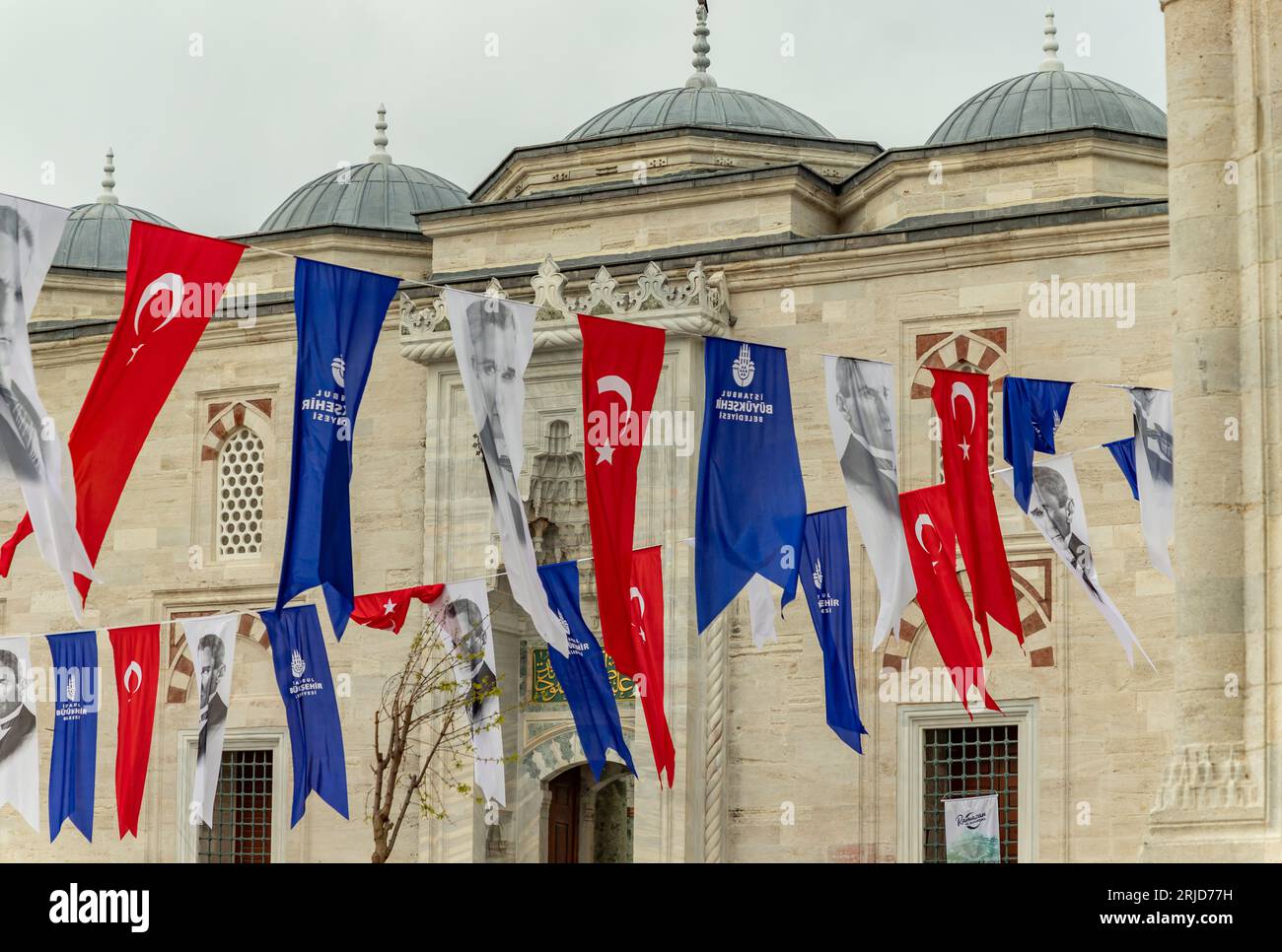 Une photo d'Istanbul, des bannières turques et Ataturk à côté d'une mosquée. Banque D'Images