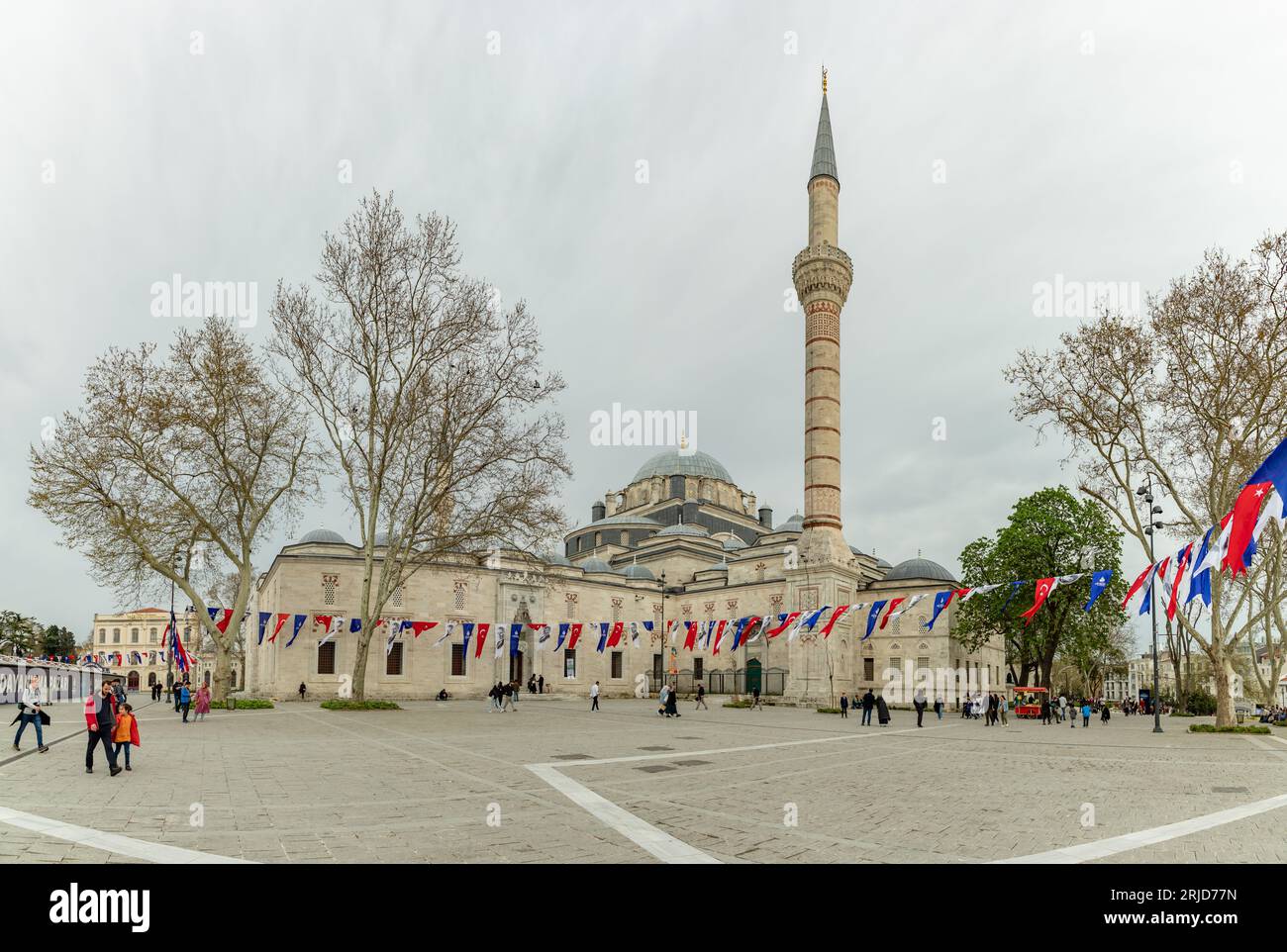 Une photo de la mosquée Beyazit décorée de bannières Istanbul, turques et Ataturk. Banque D'Images