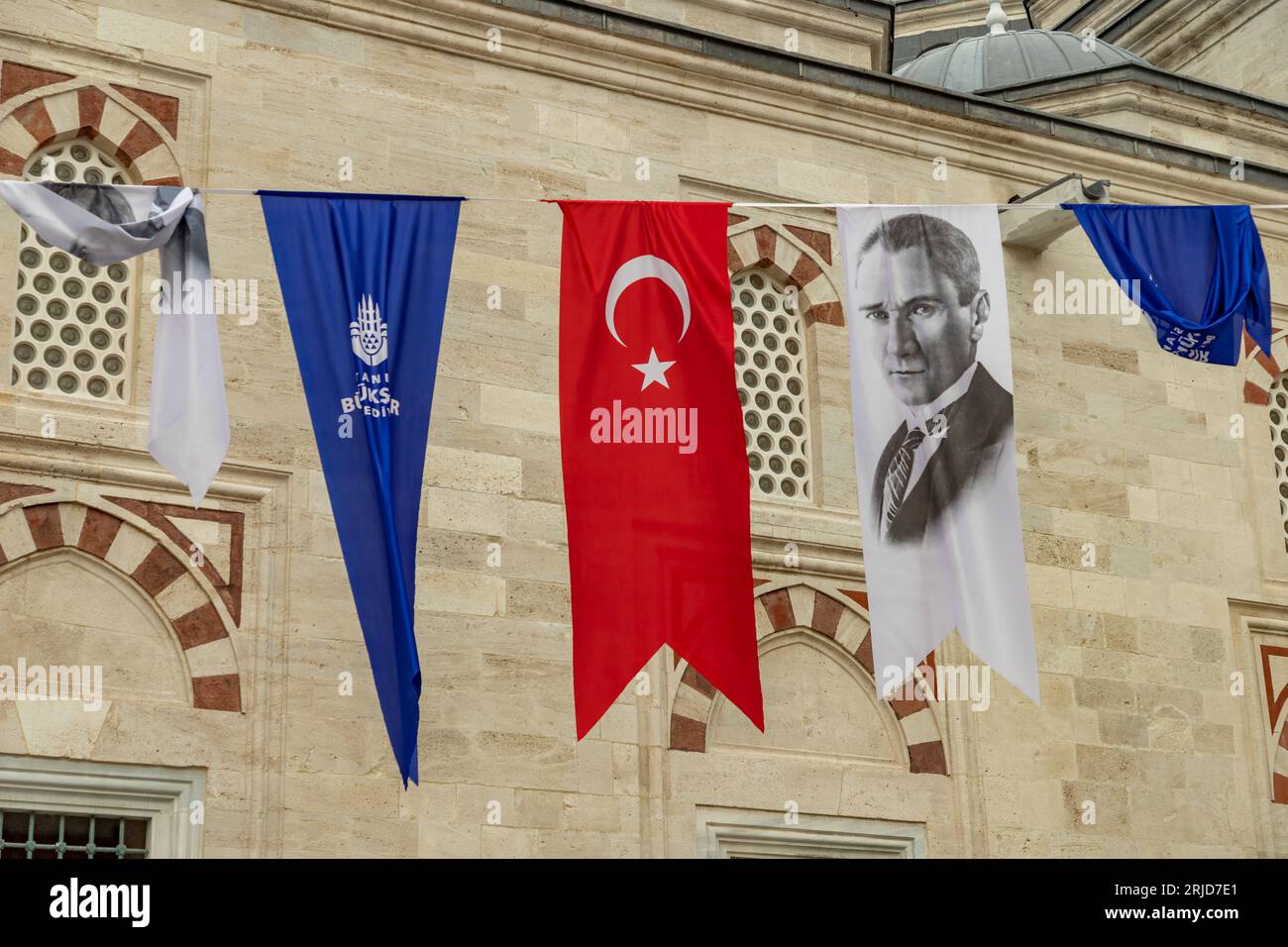 Une photo d'Istanbul, des bannières turques et Ataturk à côté d'une mosquée. Banque D'Images